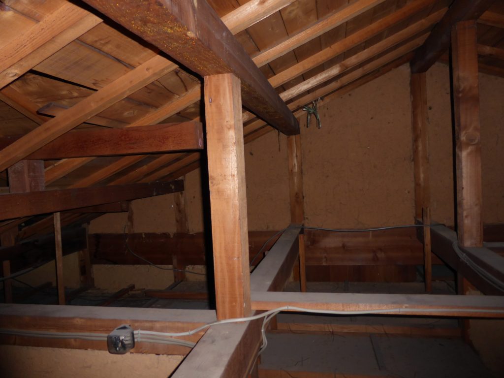 １階の天井から屋根裏に入り配線ルートを確認する