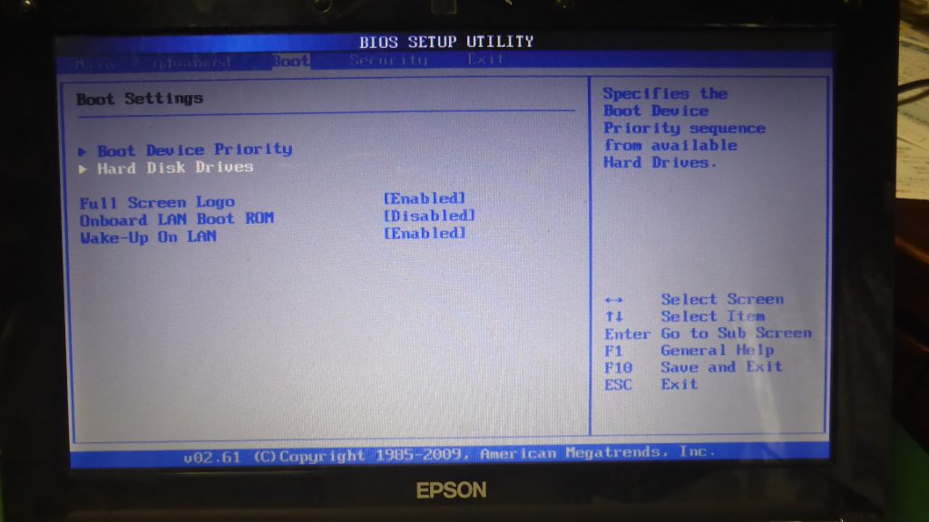 BIOS設定画面で「Boot」「Hard Disk Drives」を選択